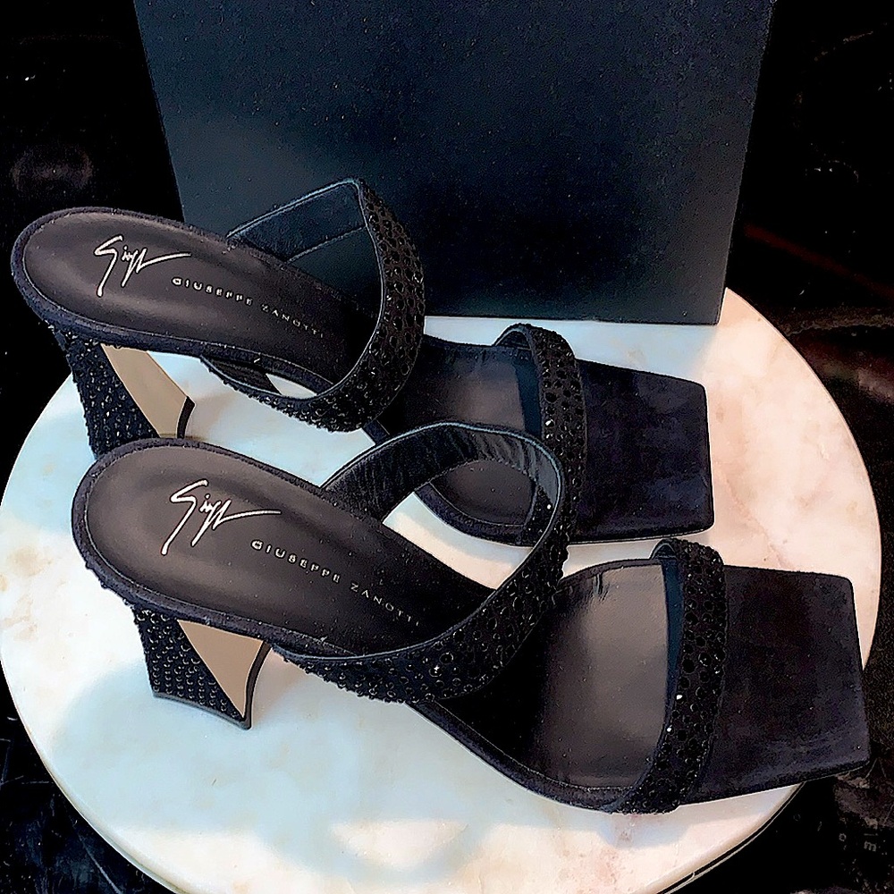 GIUSEPPE ZANOTTI VANILLA CRYSTAL SANDAL BLACK SUEDE CRYSTAL  EMBELLISH 38/5 NIB